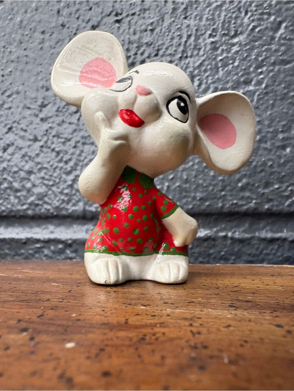 Vintage ceramic painted mouse strawberry Christmas colors - Picture 5 of 6